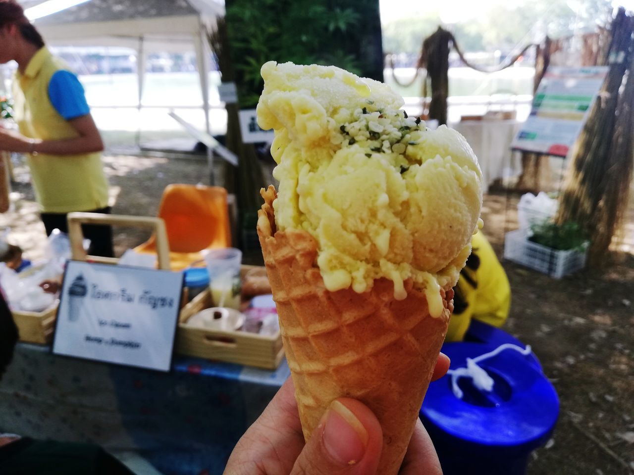 CROPPED IMAGE OF PERSON HOLDING ICE CREAM CONE