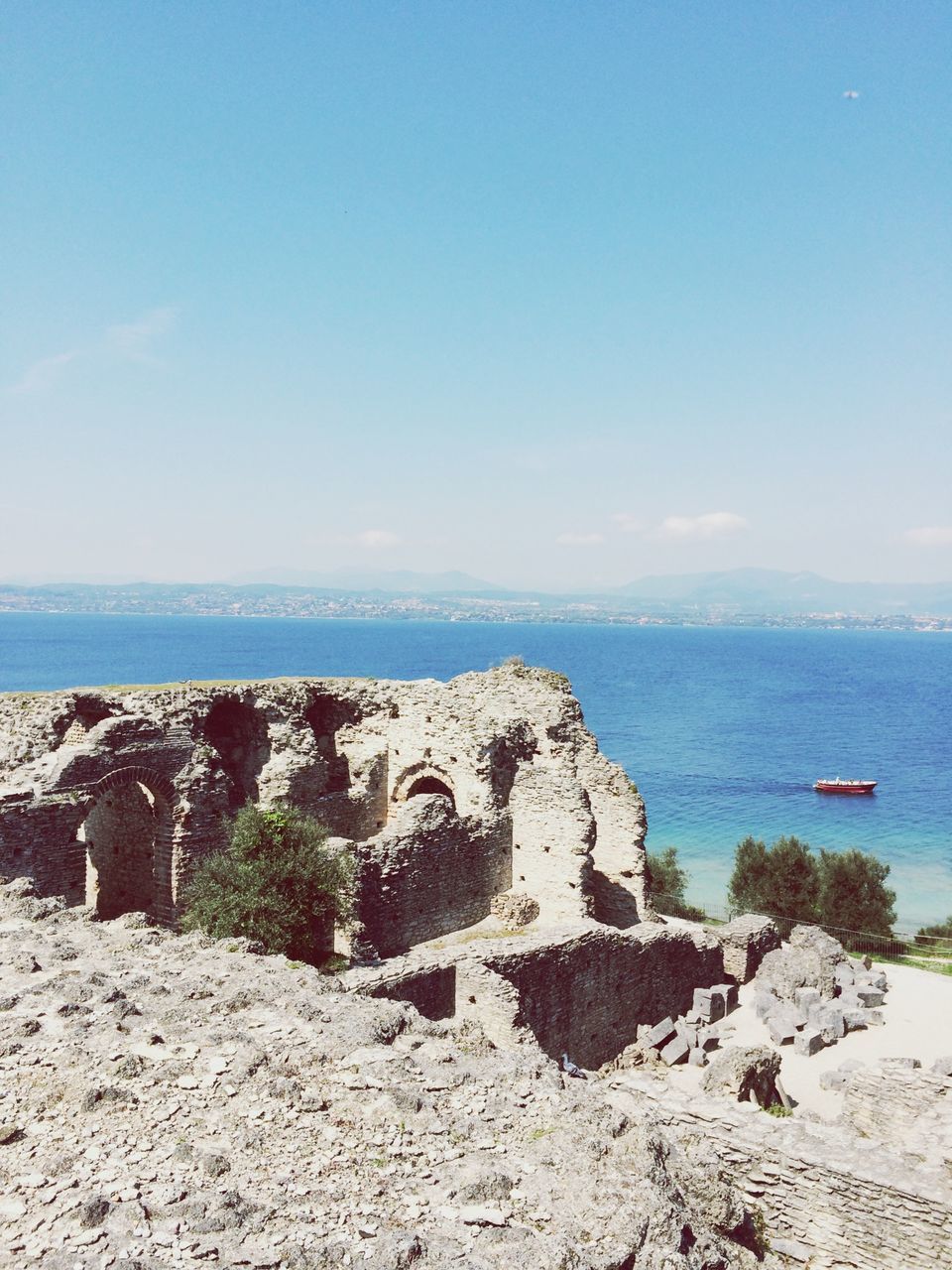 sea, horizon over water, beach, water, tranquility, tranquil scene, shore, scenics, blue, beauty in nature, sky, sand, nature, rock - object, coastline, idyllic, copy space, rock formation, day, clear sky