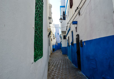 Narrow alley amidst buildings in city