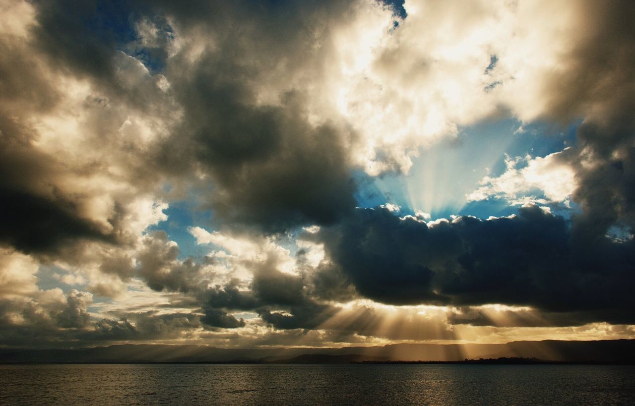 SCENIC VIEW OF SEASCAPE AGAINST CLOUDY SKY