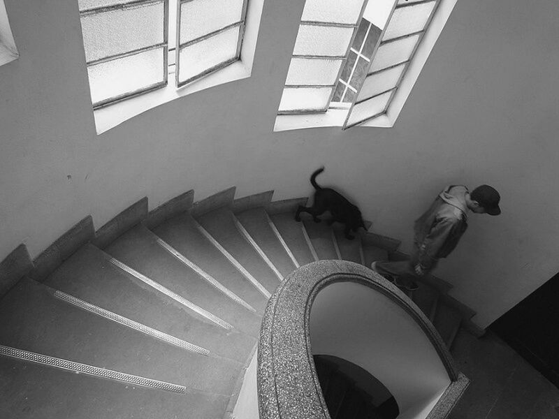 HIGH ANGLE VIEW OF SPIRAL STAIRS IN OFFICE