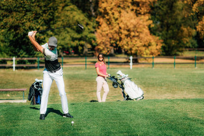 Golfing couple. golfer on the tee box