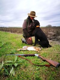 Simbiosi assoluta tra cacciatore e cane. absolute symbiosis between hunter and dog.