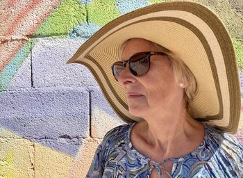 Adult woman wearing a sun hat