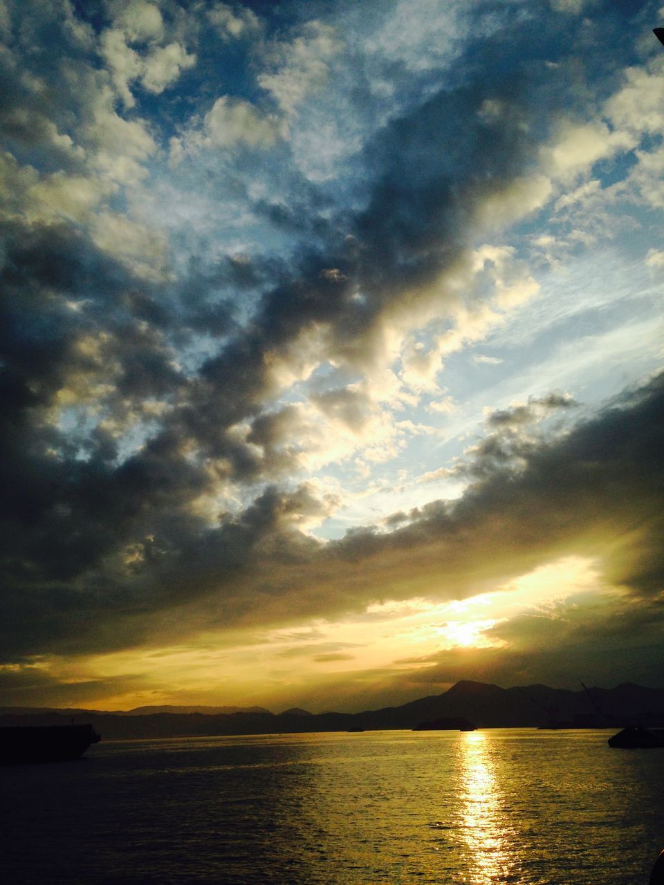 sunset, water, sky, sea, scenics, tranquil scene, beauty in nature, tranquility, waterfront, cloud - sky, sun, idyllic, reflection, orange color, nature, silhouette, cloud, horizon over water, cloudy, dramatic sky