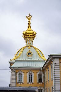 View of golden domes of grand palace in petrodvorets, peterhof in winter, russia