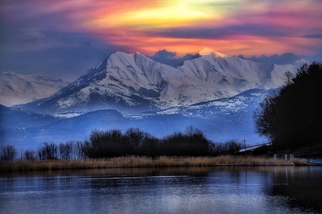 SCENIC VIEW OF LAKE AND SNOWCAPPED MOUNTAINS AGAINST SKY DURING SUNSET