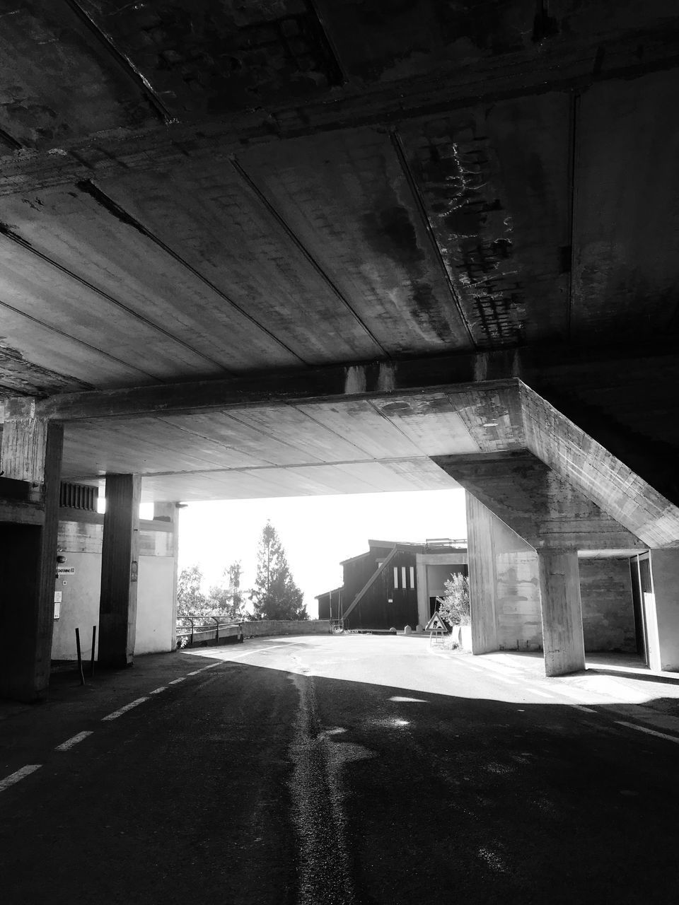 VIEW OF EMPTY ROAD