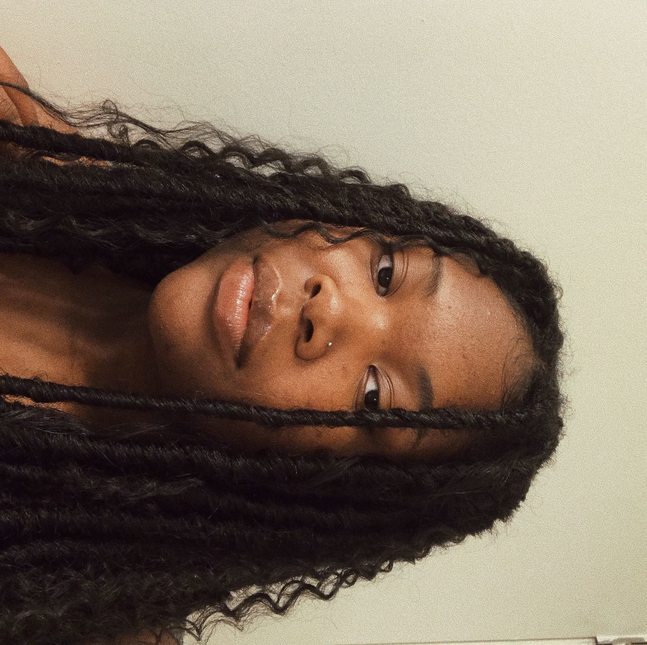 CLOSE-UP PORTRAIT OF YOUNG WOMAN LYING DOWN