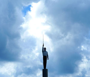statue