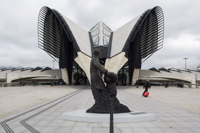 Statue against sky