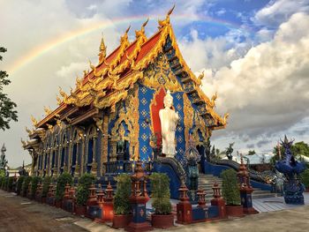 Statue of temple against sky