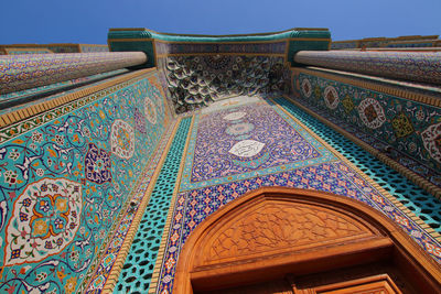 A nose up view of the iranian mosque in bastikiya, the old town of dubai