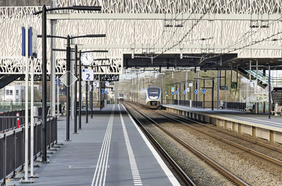 Two sprinter train approach and leave the zoetermeer-lansingerland railway station