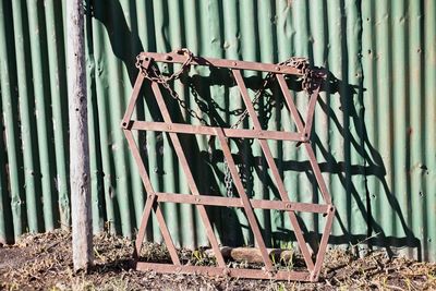 Metallic structure by fence