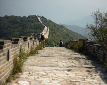 Pedestrian walkway at great wall of china against sky