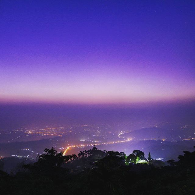 scenics, illuminated, sky, night, beauty in nature, silhouette, tranquil scene, blue, tranquility, dusk, city, nature, tree, cityscape, sea, sunset, building exterior, copy space, built structure, idyllic