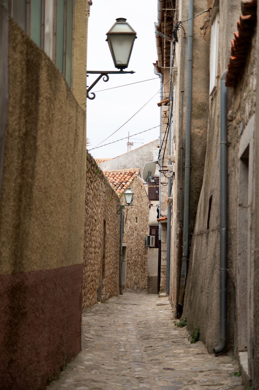 NARROW STREET BETWEEN BUILDINGS