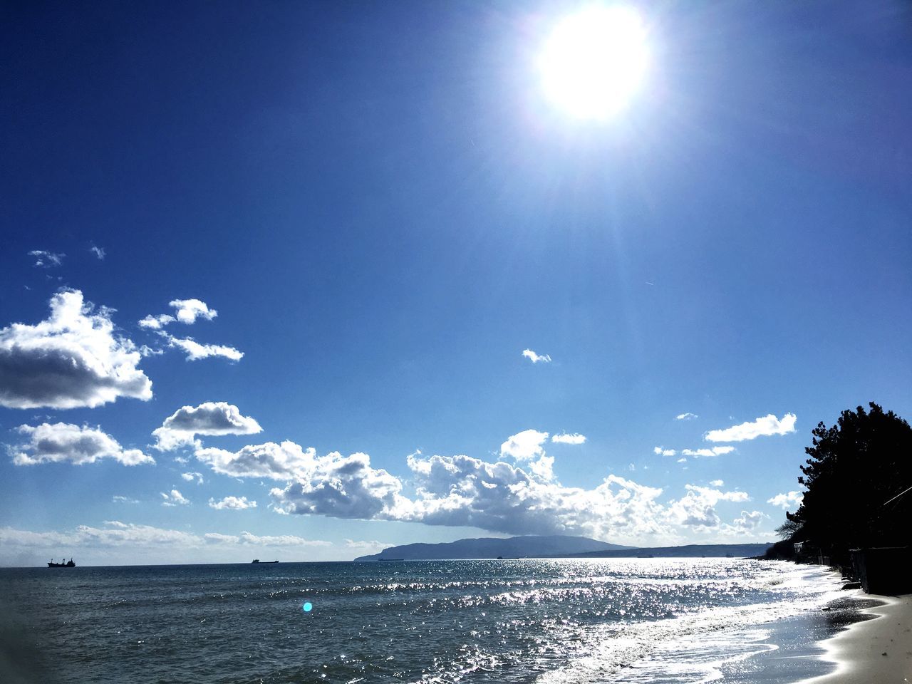 sea, sun, sunlight, sunbeam, water, sky, nature, beauty in nature, lens flare, scenics, horizon over water, outdoors, blue, tranquility, tranquil scene, day, no people, beach