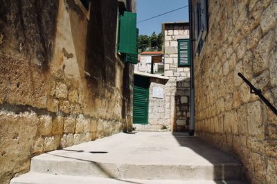 Narrow alley amidst buildings in city