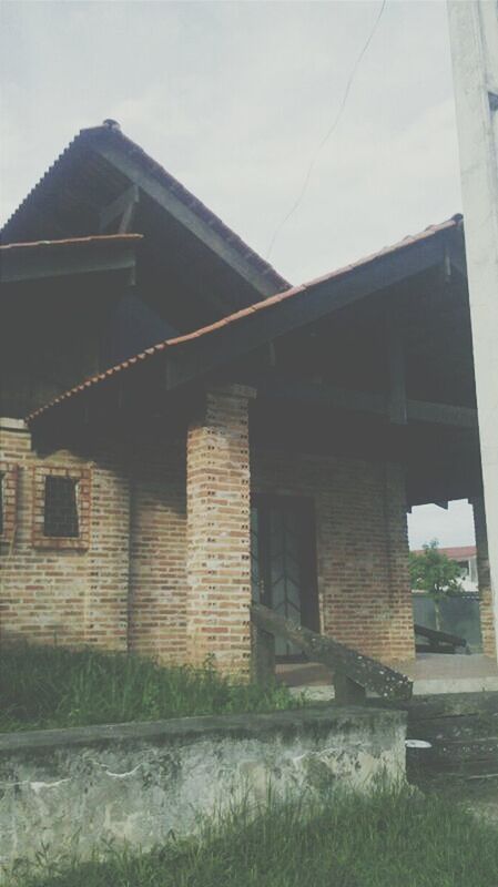 architecture, built structure, building exterior, sky, house, window, low angle view, residential structure, residential building, building, day, exterior, old, outdoors, no people, brick wall, cloud - sky, roof, sunlight, abandoned