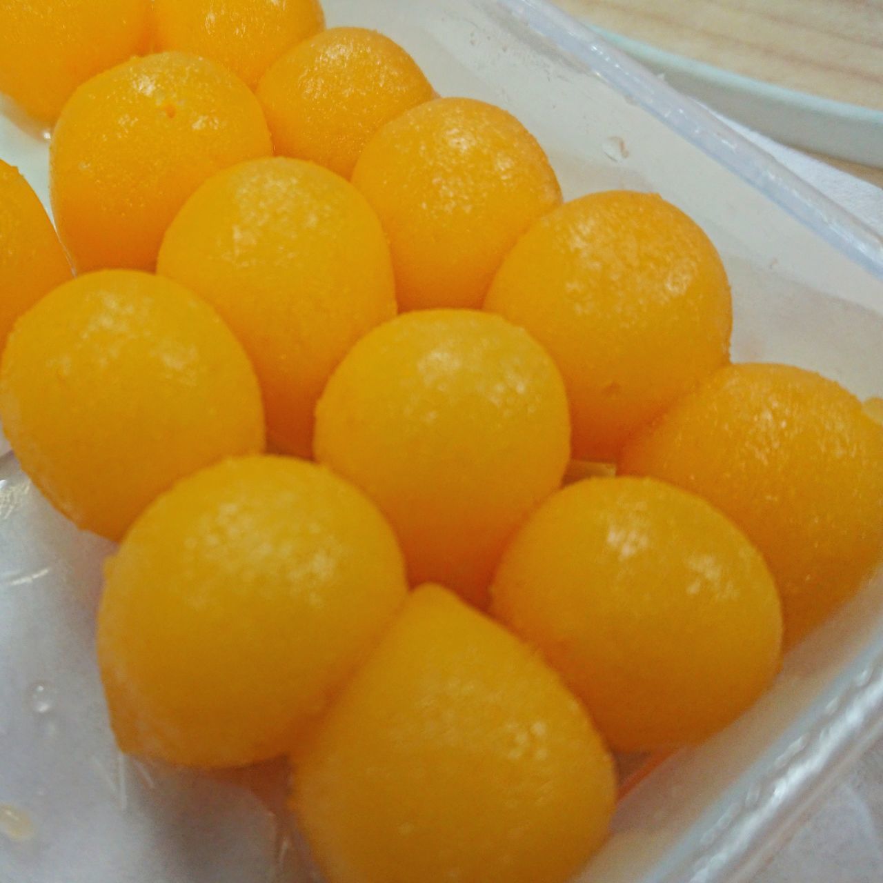 HIGH ANGLE VIEW OF ORANGES ON TABLE