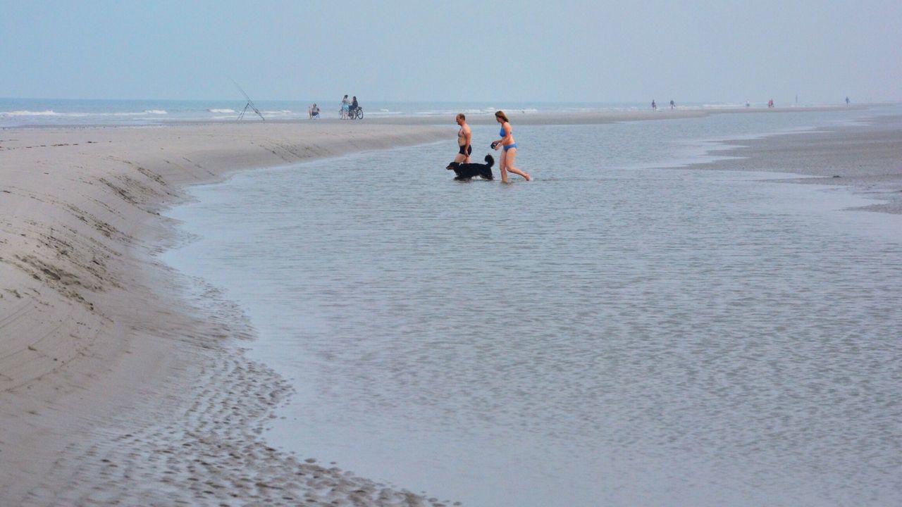 sea, water, beach, leisure activity, lifestyles, sand, shore, men, vacations, tourist, full length, scenics, horizon over water, tranquil scene, nature, tranquility, beauty in nature, tourism