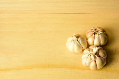Close-up of garlic bulbs on table