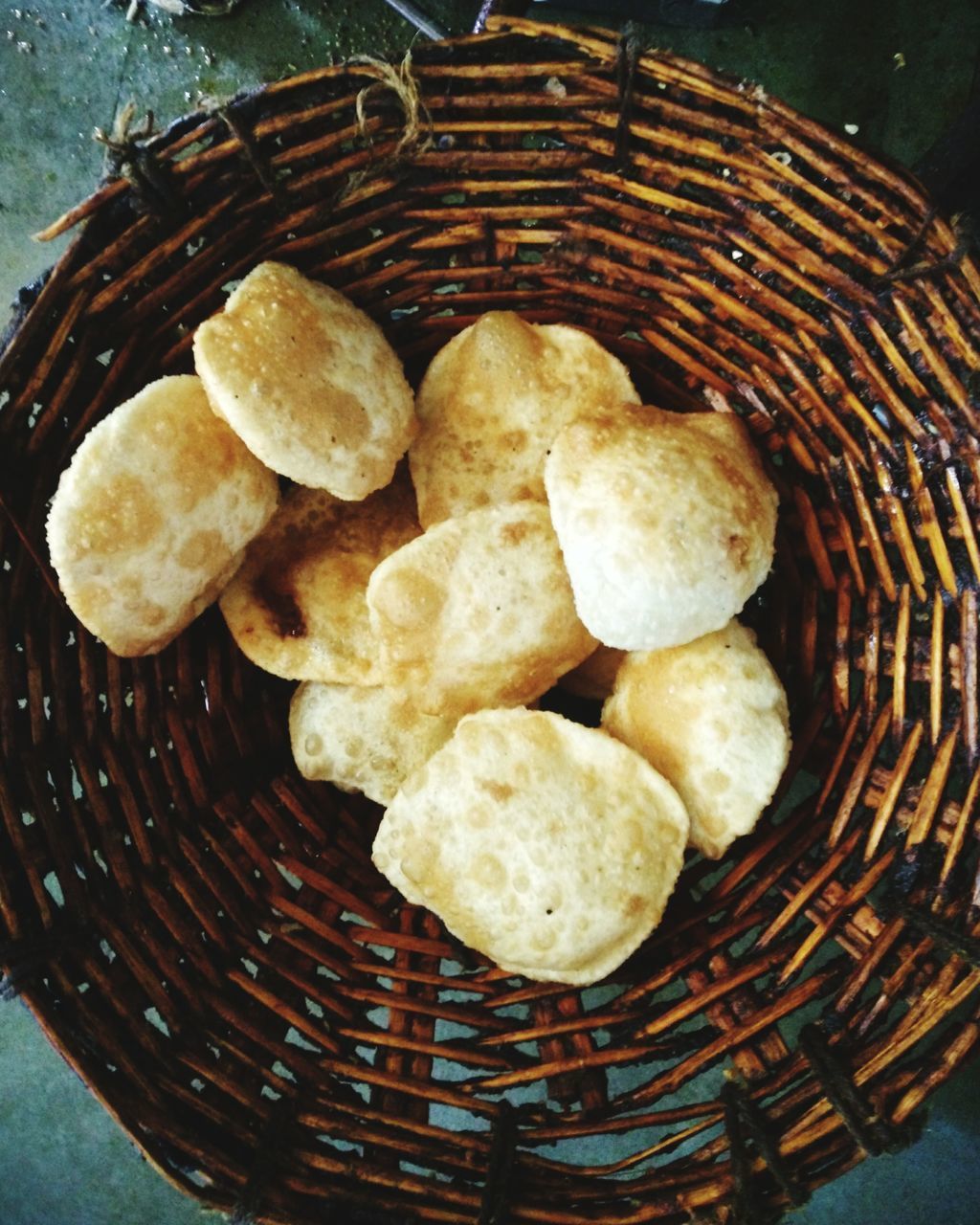 HIGH ANGLE VIEW OF BREAD ON BASKET