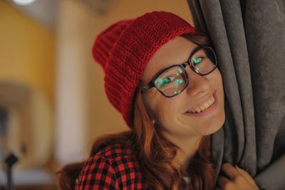 Portrait of smiling young woman wearing hat