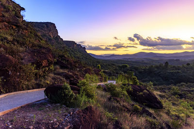 Small road between the rocks and mountains of lavras novas, minas gerais during sunset