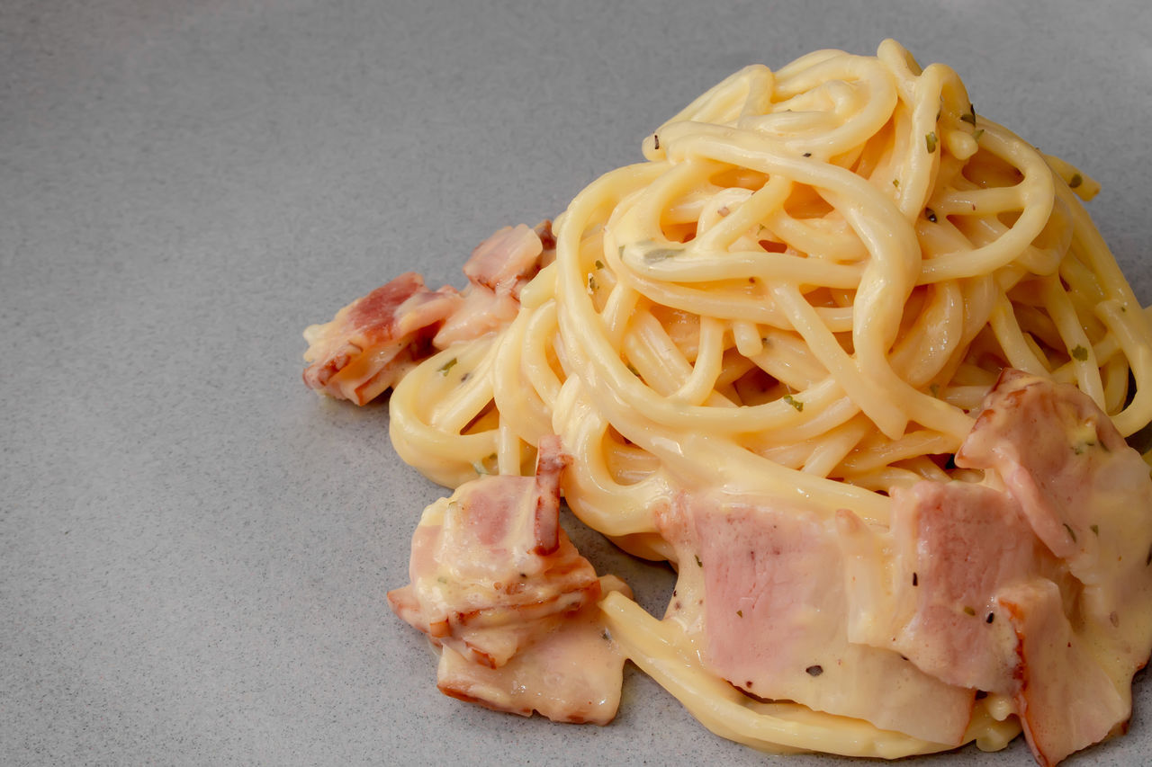 HIGH ANGLE VIEW OF NOODLES SERVED ON TRAY