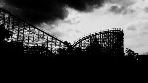 Silhouette ferris wheel against sky