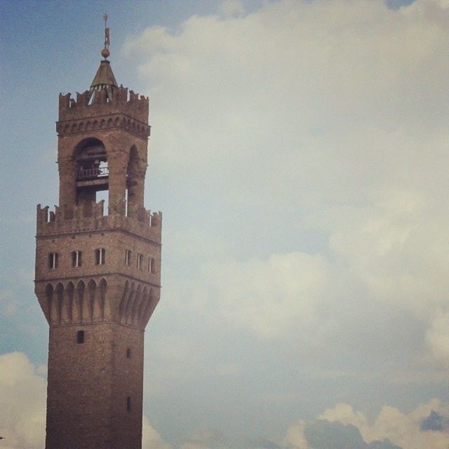 architecture, low angle view, built structure, sky, building exterior, history, cloud - sky, famous place, international landmark, tower, travel destinations, tourism, travel, cloudy, cloud, capital cities, arch, day, outdoors, no people