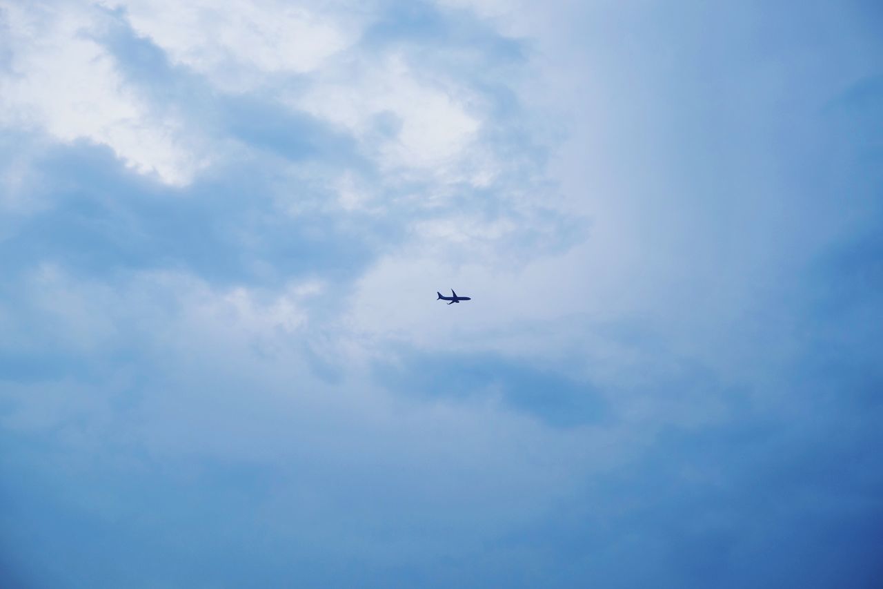 mode of transport, transportation, flying, airplane, low angle view, sky, air vehicle, cloud - sky, mid-air, day, blue, scenics, cloud, nature, outdoors, journey, flight, no people, cloudscape, beauty in nature, tranquil scene, tranquility, cloudy