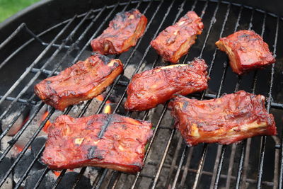 7 pieces of ribs on the bbq