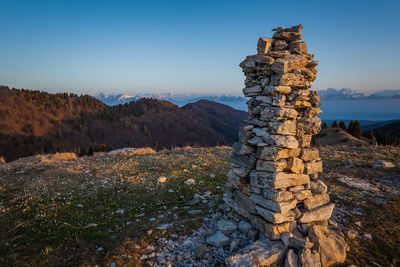 Cumulation of stones on the top of a mountain, with the dolomite peaks in the background 