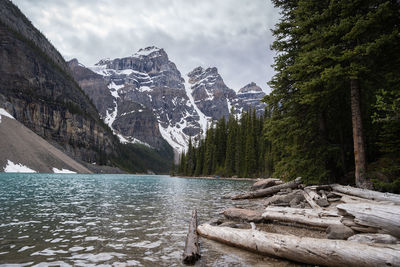 Beautiful alpine lake with turquoise waters surrounded by magnificent peaks,moraine lake, banff np