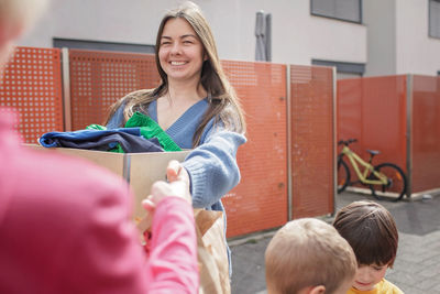 Woman gives ukrainian refugee clothes and toys to support them because of the russian attack