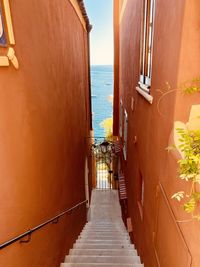 Narrow walkway along buildings