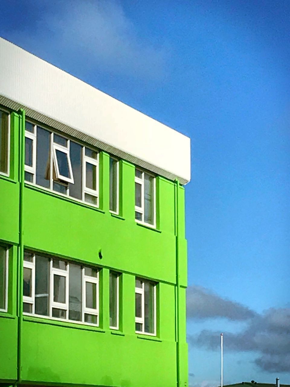 LOW ANGLE VIEW OF BUILT STRUCTURE AGAINST SKY