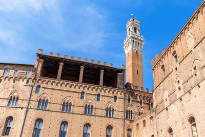 Palazzo pubblico with the torre del mangia bell tower in siena, italy