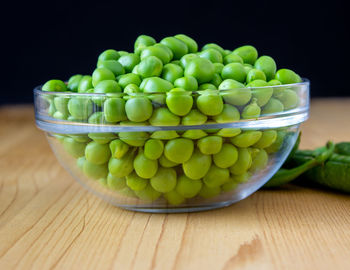 Close-up of green peas in bowl on table