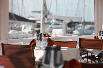 Table for lunch with red chairs 