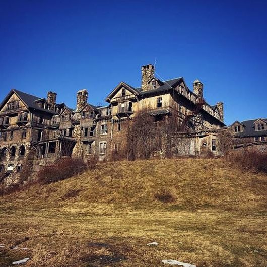 architecture, built structure, building exterior, clear sky, blue, copy space, house, old, residential structure, history, sunlight, abandoned, low angle view, day, building, outdoors, no people, residential building, damaged, exterior