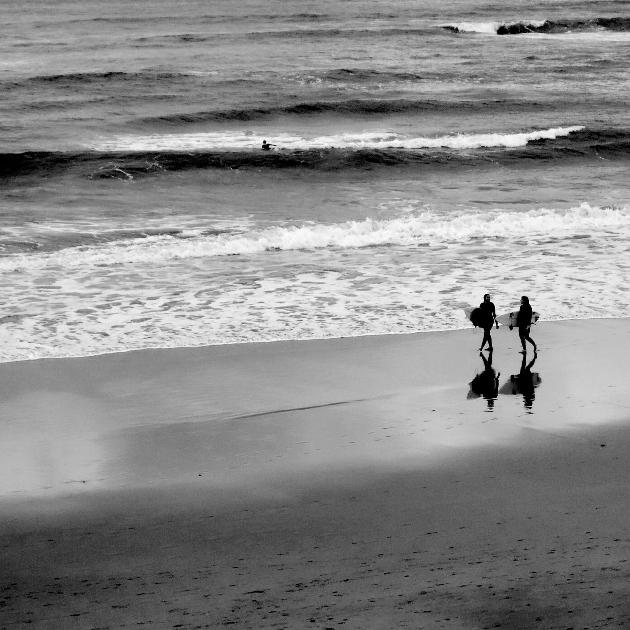 sea, beach, water, shore, horizon over water, sand, leisure activity, lifestyles, men, wave, silhouette, vacations, walking, person, full length, nature, surf, tourist