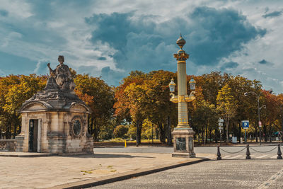 Statue of historic building against sky