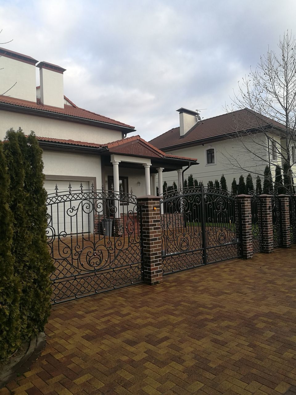 HOUSES BY BUILDING AGAINST SKY IN CITY