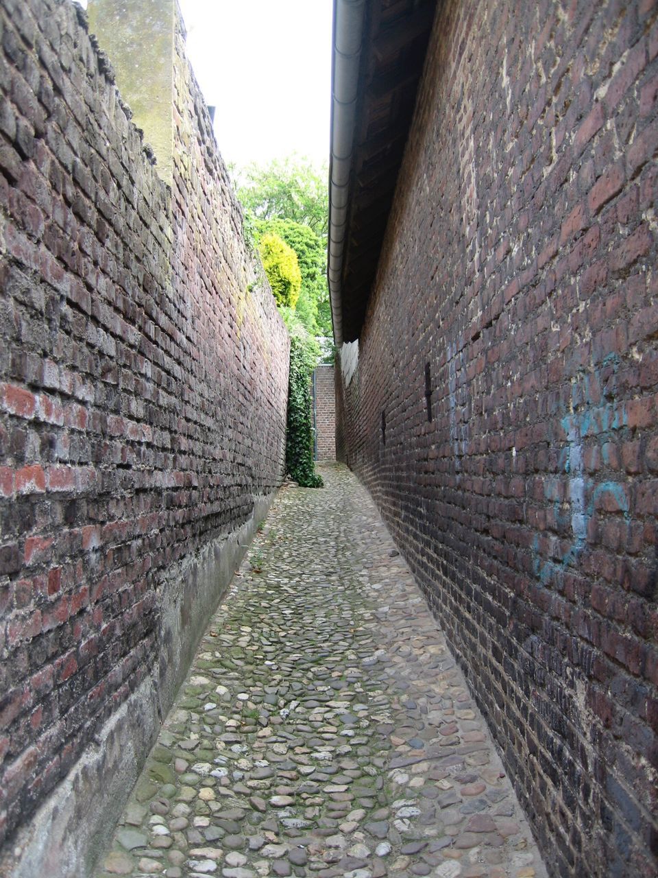 architecture, the way forward, built structure, building exterior, stone wall, diminishing perspective, wall - building feature, brick wall, vanishing point, narrow, footpath, alley, pathway, cobblestone, day, walkway, wall, steps