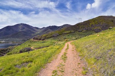 Deer creek reservoir by mount timpanogos in utah county, united states. hiking views